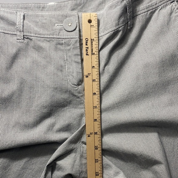 Liz & Co Women’s Blue & White Pinstripe Stretch Capris Pants Size 12 - Picture 8 of 13